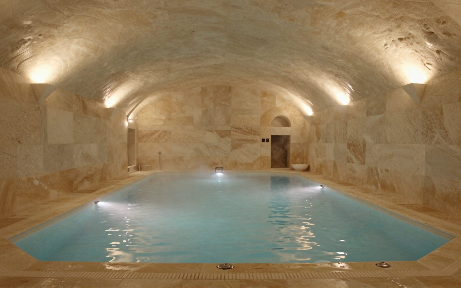 A magnesium mineral pool in a travertine bathhouse
